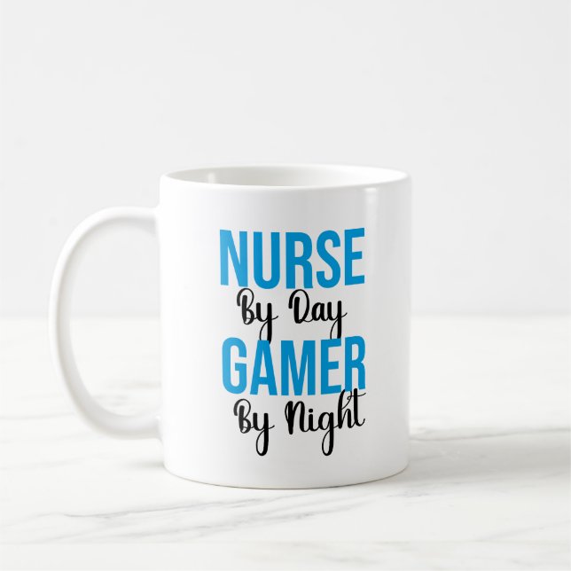 Sjuksköterska efter dagspelare efter natt kaffemugg (Vänster)