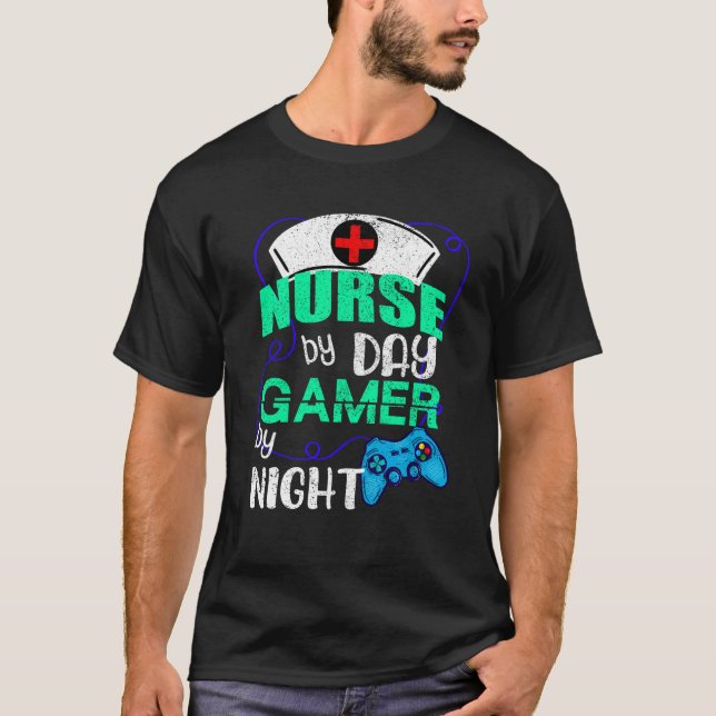 Sjuksköterska efter dagspelaren per natt t shirt (Framsida)
