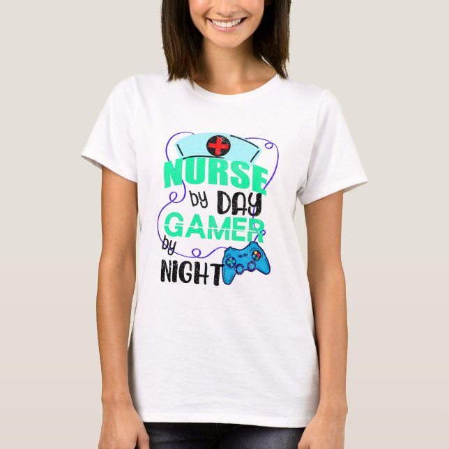 Sjuksköterska efter dagspelaren per natt t shirt (Framsida)