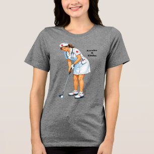 Sjuksköterska i uniform som puttar golfbollen t shirt