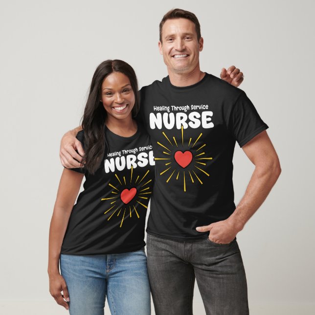 SJUKSKÖTERSKA - LÄKNING GENOM SERVICE T SHIRT (Unisex)
