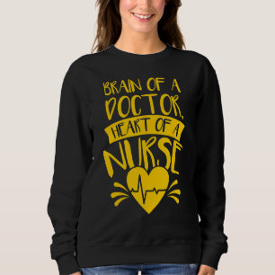 Sjuksköterska med hjärna i ett Doktor hjärta av en T Shirt