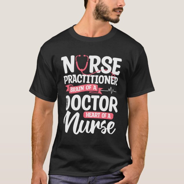 Sjuksköterska med hjärnan på en Doktor med sjukskö T Shirt (Framsida)