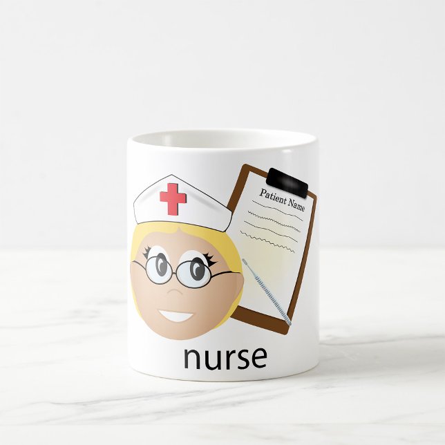 Sjuksköterska med medicinsk klippbräda och termome kaffemugg (Skapare uppladdad)