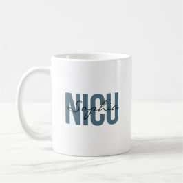 Sjuksköterska på neonatalavdelning med personligt kaffemugg