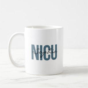 Sjuksköterska på neonatalavdelning med personligt kaffemugg