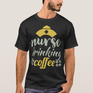 Sjuksköterska som dricker kaffe och kattcamping t shirt