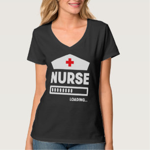 Sjuksköterska som läser in akut näring under pågåe t shirt