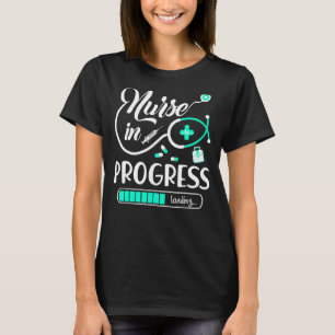Sjuksköterska under arbete med att läsa in sjukskö t shirt