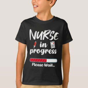 Sjuksköterska under arbete med att läsa in undervi t shirt