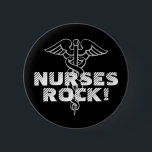 Sjuksköterskasten! Pinback knäppas för caregivers Knapp<br><div class="desc">Sjuksköterskasten Pinback knäppas med caduceussymbol. Personalizable text och bakgrundsfärg.</div>