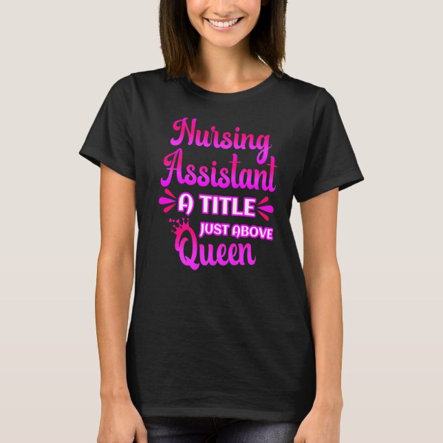 Sjuksköterskeassistent: en titel precis ovanför Qu T Shirt (Framsida)