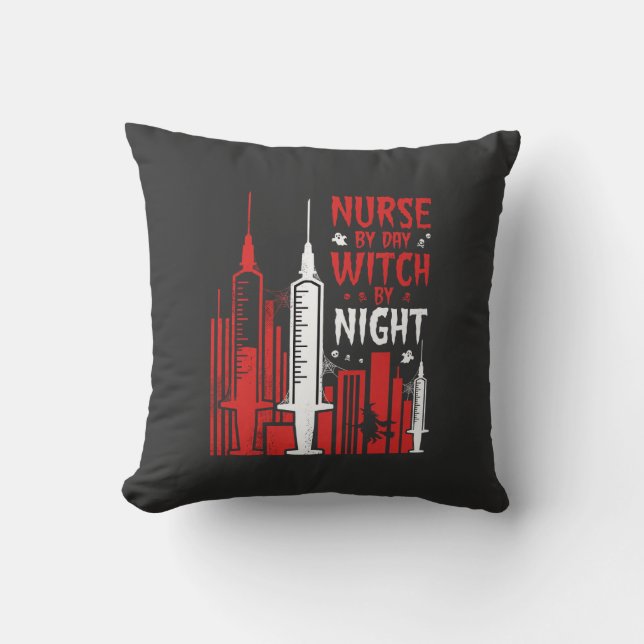 Sjuksköterskehäxa Halloween Skyline Design_1 Kudde (Framsida)
