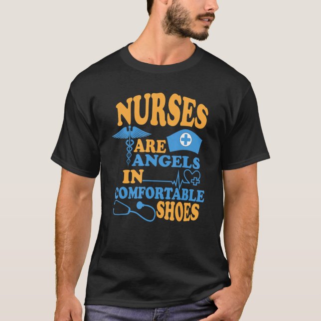 Sjuksköterskor är Änglar på bekväma skor Nurse Nur T Shirt (Framsida)