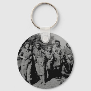Sjuksköterskor bredvid jeepen WWII Nyckelring