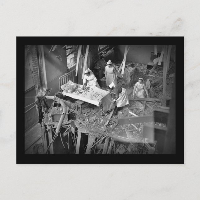 Sjuksköterskor i Bombed Byggnad WWII Vykort (Framsida)