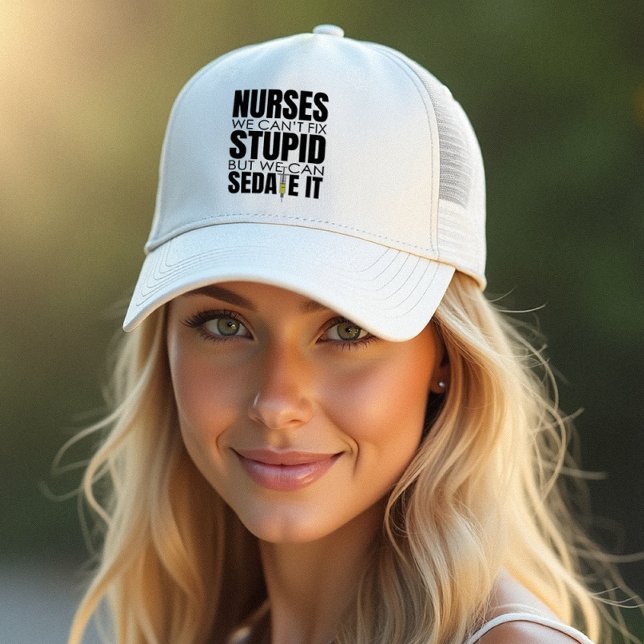 Sjuksköterskor som vi inte kan anpassa till den st keps (Show off your humor with our "We Can't Fit" nurses trucker hat—perfect for fun at work!)
