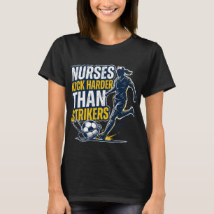 Sjuksköterskor sparkar hårdare än anfallare t shirt