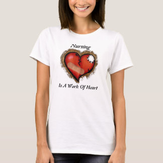 Sjukvården är ett arbete av hjärtaskjortan t-shirt