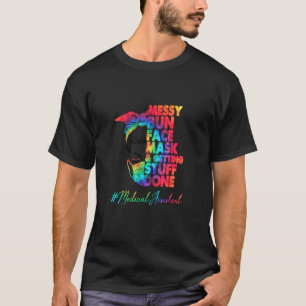Sjukvårdsassistenten Messy Bun Ansikte Mask och hä T Shirt