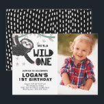 Sjunde födelsedag Fotofödelsedagsinbjudan Inbjudningar<br><div class="desc">Han är en vild på en sluttningsbild födelsedagsfest inbjudan med en koordinerande rygg.</div>