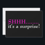 Sjunde Födelsedagsfestens överraskande inbjudan<br><div class="desc">Det är en överraskning för födelsedagsfest inbjudan i svart och shock rosa. Sjuttionde födelsedagsfesten firande,  vår mall är redo för dig. Firar sjuttio!</div>