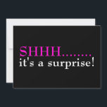 Sjunde Födelsedagsfestens överraskande inbjudan<br><div class="desc">Det är en överraskning för födelsedagsfest inbjudan i svart och shock rosa. Sjuttionde födelsedagsfesten firande,  vår mall är redo för dig. Firar sjuttio!</div>