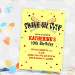 Sjung över Softball Birthday Inbjudningar<br><div class="desc">Sjung över Softball Birthday-inbjudan. Sätt fart och få de här "Swing on Over"-flickorna i födelsedagsfest inbjudan! Perfekt till flick kalas! Lägg till foto och anpassa dig till din sport genom att passa alla stjärntemat firande i party. Bläddra i vår Zazzle-butik om du vill ha fler inbjudningar och leveranser till fester...</div>