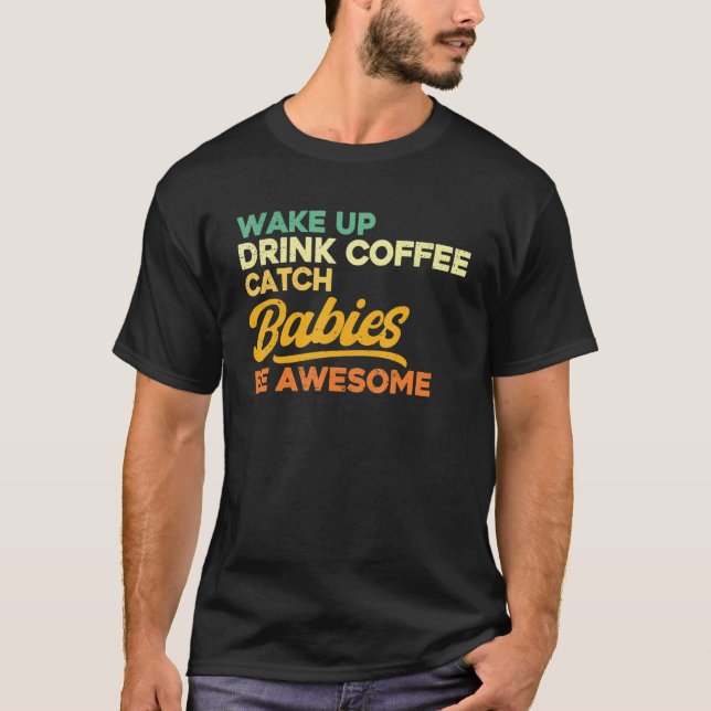 Sjuse Midfru Birth Worker Drink Coffee Catch Babi T Shirt (Framsida)