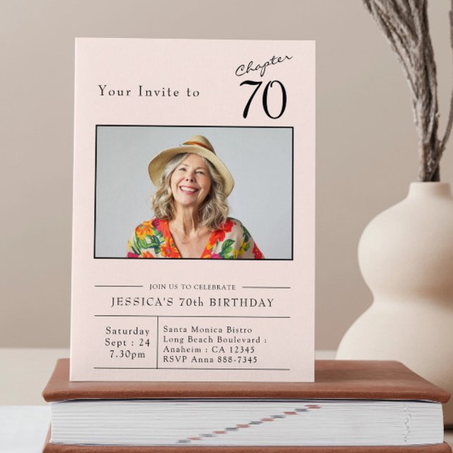 Sjuttio  Rosa, 70:e Födelsedagsfestens foto Inbjudningar (Custom 70th birthday blush pink party invitation stood up on a book)