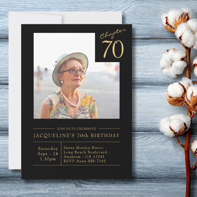 Sjuttio svarta Guld 70:e Födelsedagsfest inbjudan (70th Birthday Black and gold birthday party invitation with photo on a light blue wood table top)