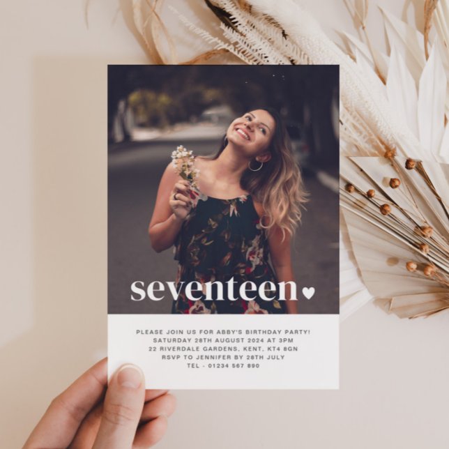 Sjuttonhjärtfoto på födelsedagsinbjudan inbjudningar (Skapare uppladdad)