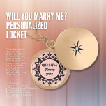 Ska du gifta mig? Personlig Locket Berlockhalsband<br><div class="desc">Det här låset för personlig rosa rulla är perfektens sätt att stoppa frågan! Låset kan vara personlig med ditt bröllop-datum eller det datum du träffades, och låset kan graveras med ditt namn eller namn på din älskade. Detta är en unik och tankeväckande gåva som kommer att värderas i åratal till...</div>
