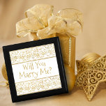 Ska du gifta mig? Ribbon vintage Guld Blommigt Minnesask<br><div class="desc">Elegant,  dekorativ och festlig med vintagens blommigt,  gyllene detaljer med anpassade Kan du hedra mig på vit bakgrund,  som också är anpassade. Kortkommandon för perfekt för toppen speciella förlovning ring.</div>