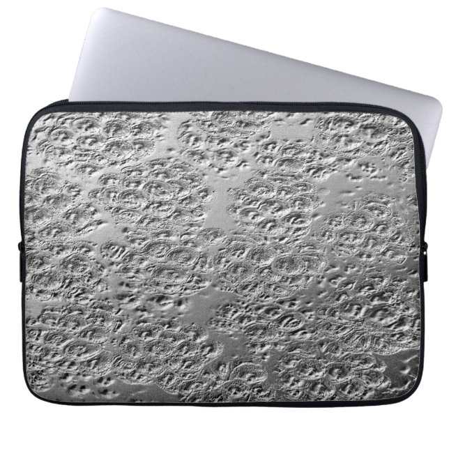 Skadad silver metall laptop fodral (Framsidan)