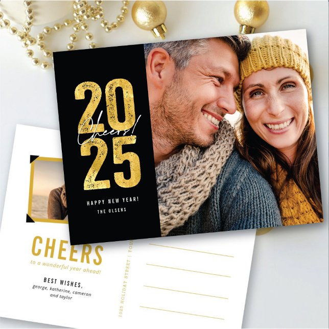 Skaffa nyårsfoto för 2025 Guld-typografi Helg Vykort (Cheers To 2025 Gold Typography New Year Photo Holiday Postcard @ fat_fa_tin)
