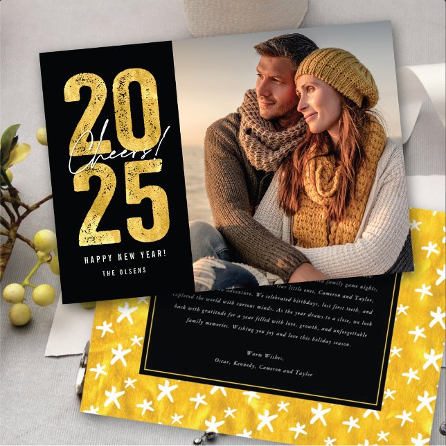 Skaffa nyårsfoto för 2025 Guld-typografi Julkort (Cheers To 2025 Gold Typography New Year Photo Holiday Card @ fat_fa_tin)