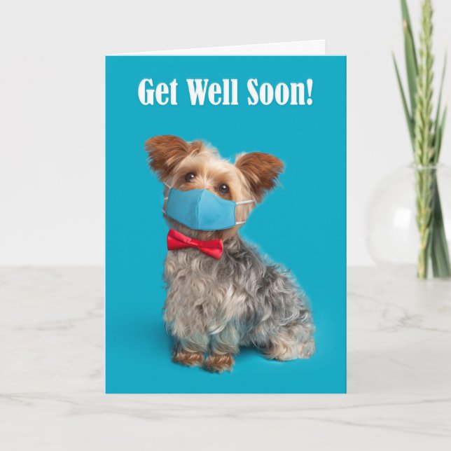 Skaffa snart Cute Yorkie Hund i en Ansikte-mask Helgkort (Framsida)