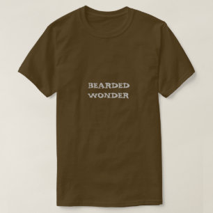 Skäggig under tee shirt
