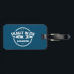 Skagitfloden Washington Kayaking Bagagebricka<br><div class="desc">I norra Cascade Mountain Range i Washington börjar Skagit-Vilden och Scenia River-vinden ner på branta sluttningar,  genom skogsplanterade sluttningar och vidsträckta,  öppna dalar som slutligen når Puget Ljud. Floderna Skagit-systemet (Skagit,  Sauk,  Suiattle och Cascade) flyter genom en hård vildmark,  skogsmark,  landsbygdssamhällen</div>
