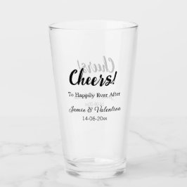 Skål att bli lyckligt efter att ha lagt till några glaskopp