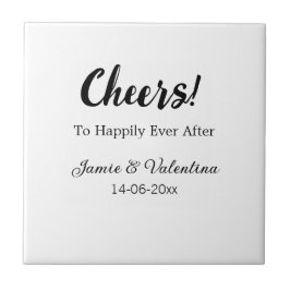 Skål att bli lyckligt efter att ha lagt till några kakelplatta