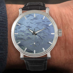 Skal av fisk. Dykande undervatten. Armbandsur