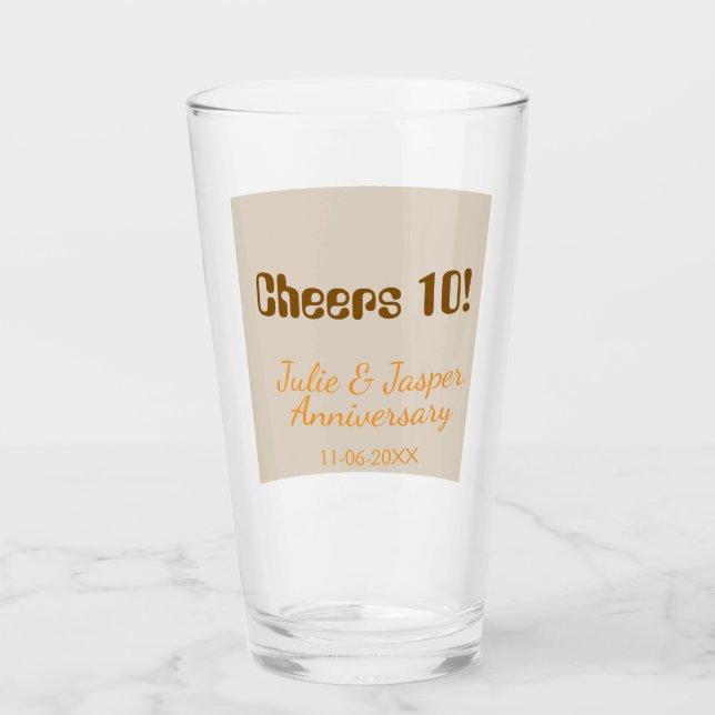Skål för 10-årsjubileum brunt orange glaskopp (Framsida)