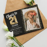 Skål för 21:a födelsedagsfoto inbjudningar<br><div class="desc">Vi firar den stora milstolpen med att göra tjugoett med våra inbjudningar till elegant födelsedagsfest. Med anpassadets svarta bakgrund, en personlig fotopunkt och gyllene trendig lämnar dessa inbjudningar ett bestående intryck. Detaljerna i guld helium-ballongen tillför en gnutta magi, medan den moderna 21:a födelsedagstextmallen är lätt att anpassa. För att stil...</div>