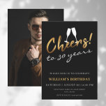 Skål för 30 års Guld Black Vuxen Birthday Photo Inbjudningar<br><div class="desc">Skål för 30 år Chic Guld & Black Vuxen födelsemeddelande för foto | Vuxen Birthday-inbjudningar med svart bakgrund med ett anpassningsbar-foto som du kan ersätta med ett eget. Det är enkelt att anpassa texten med dina detaljer för den perfekta utformningen av personligen. Besök Youtopi Officiell för mer och kontakta oss...</div>