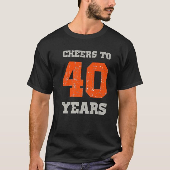 Skål för 40 år. Fyrtio, 40:e födelsedag nuvarande  T Shirt (Framsida)