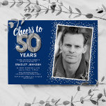 Skål för 50 år 50:e födelsedagsfoto inbjudningar<br><div class="desc">Vi firar den stora milstolpen av att vi blev femtio med våra inbjudningar till elegant födelsedagsfest. Med anpassadets blå bakgrund, en personlig fotopunkt och accenter från silver kommer dessa inbjudningar att lämna ett bestående intryck. Detaljerna i silver helium-ballongen tillför en gnutta magi, medan den moderna 50:e födelsedagstextmallen är lätt att...</div>