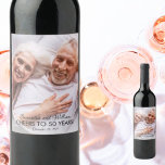 Skål för år-årsjubileum Fotopatsetikett Vin Vinflaska Etikett<br><div class="desc">Lägg till ditt favoritfoto till den här moderna designen för vilken årsdag som helst. En vit övertäckning vid grund garanterar informationsutskriften: första namn,  Cheers till XX år! och naturligtvis bröllop-datumet. Enkel och klassisk.</div>