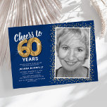 Skål för sextio år 60:e födelsedagsfoto inbjudningar<br><div class="desc">Elegant 60 födelsedagsfest inbjudan med trendigets blå bakgrund som kan ändras till vilken färg som helst,  ett foto av födelsedagsflickan/pojken,  guld sparkly glitter,  sextio guld hellium-ballonger och en modern 60-årsfirandetextmall som är lätt att anpassa.</div>